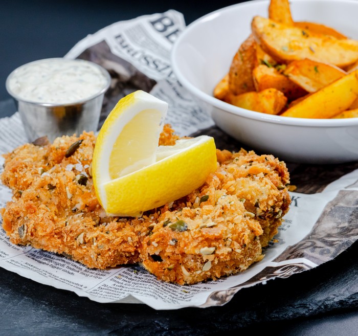 Rántott tarja, tökmagos bunda, zelleres remoulade, fűszeres burgonya