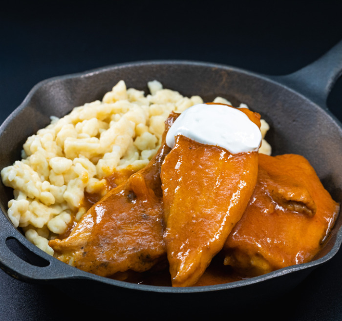 Csirkepaprikás, tojásos galuskával és uborkasalátával